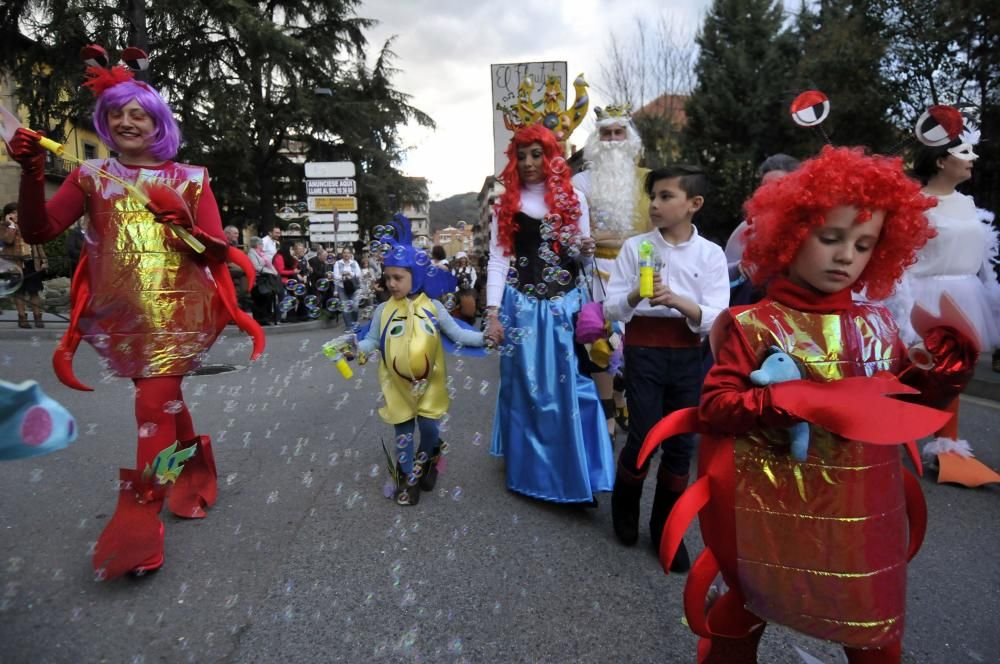 Participantes en el desfile del Antroxu en Pola de Lena.