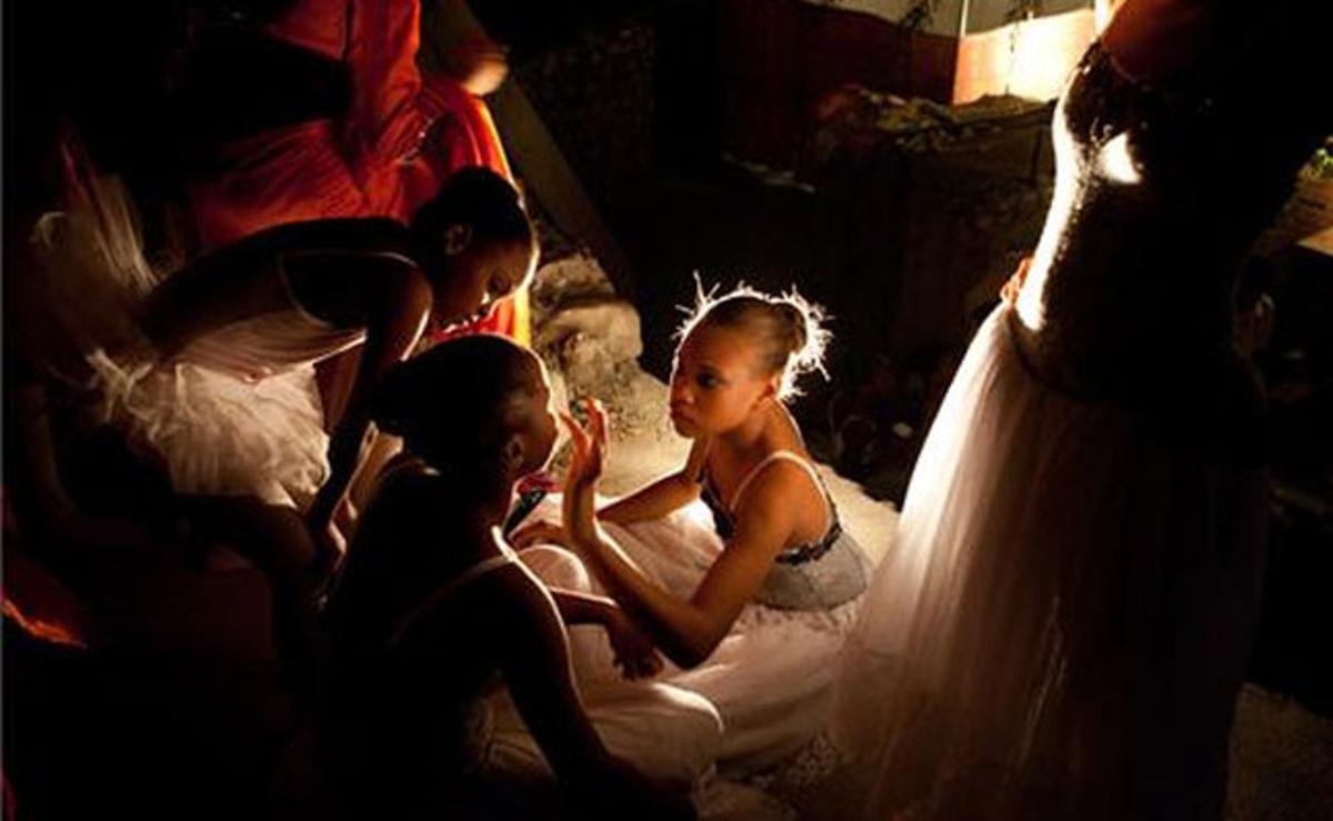 Estudiants de ballet de l’Institut Lynn Williams Rouzier es maquillen al ’backstage’ abans de representar ’Paquita’ a la gala de comiat de la seva escola a Port-au-Prince, Haití.