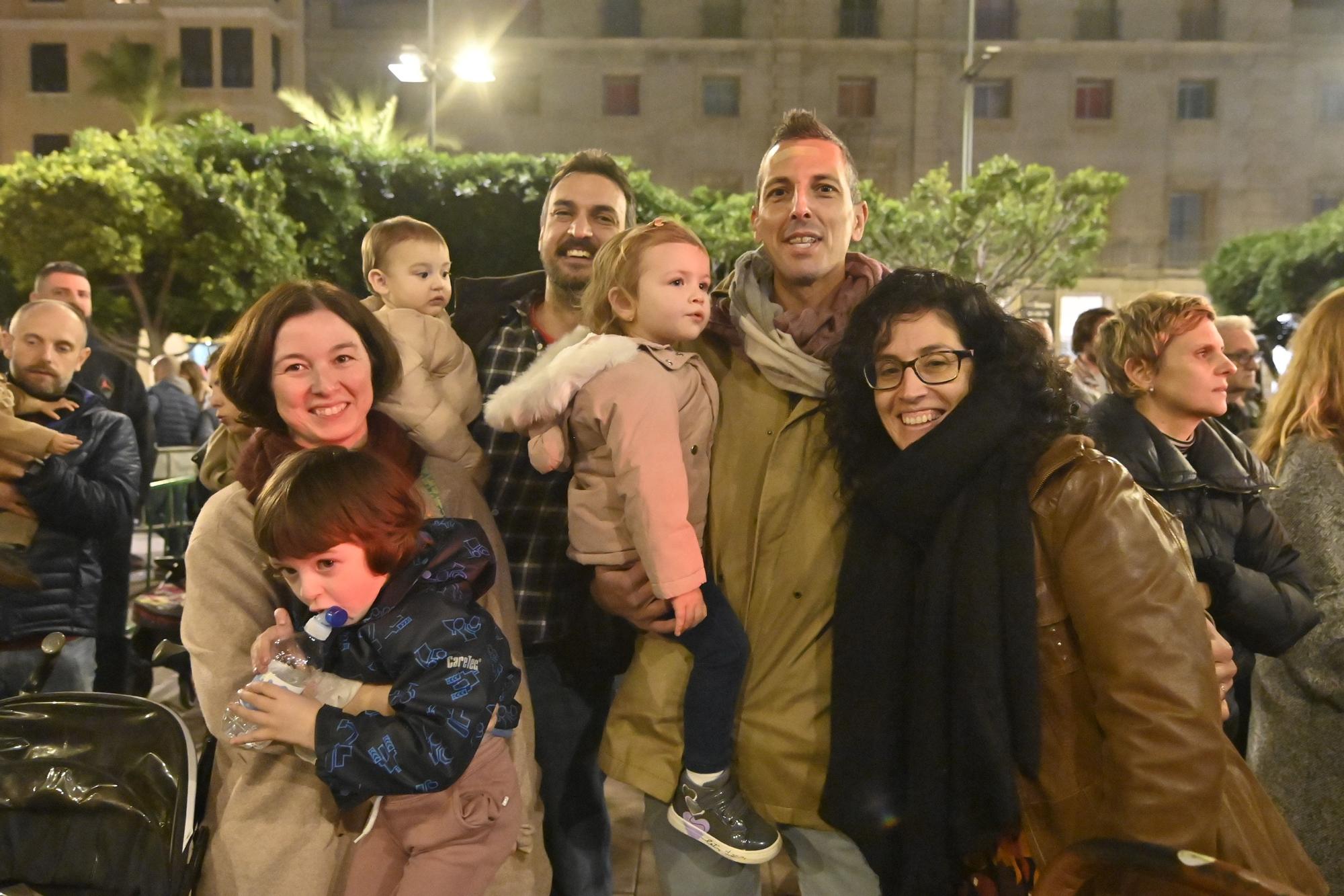 Los peques de Castelló entregan al Cartero Real las misivas con sus deseos. Encuentra tu foto.