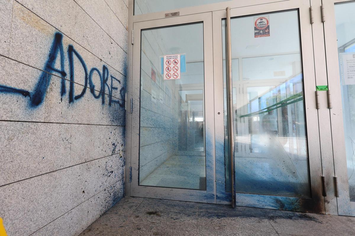Pintadas en el acceso principal a la sede judicial de Ibiza, en Sa Graduada.
