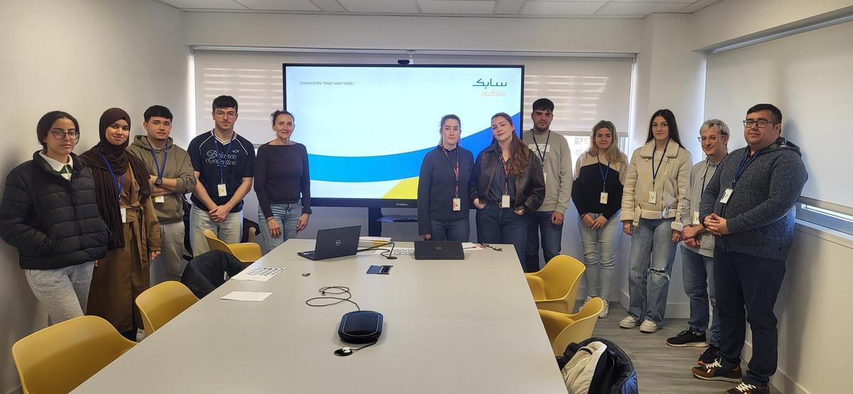 Estudiantes de practicas FP dual en Sabic.
