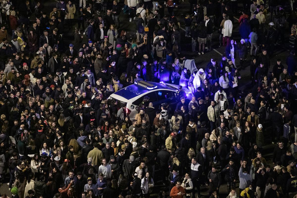 Fiesta para celebrar el paso del 2022 al 2023 junto a la Fuente Mágica de Montjuïc de Barcelona