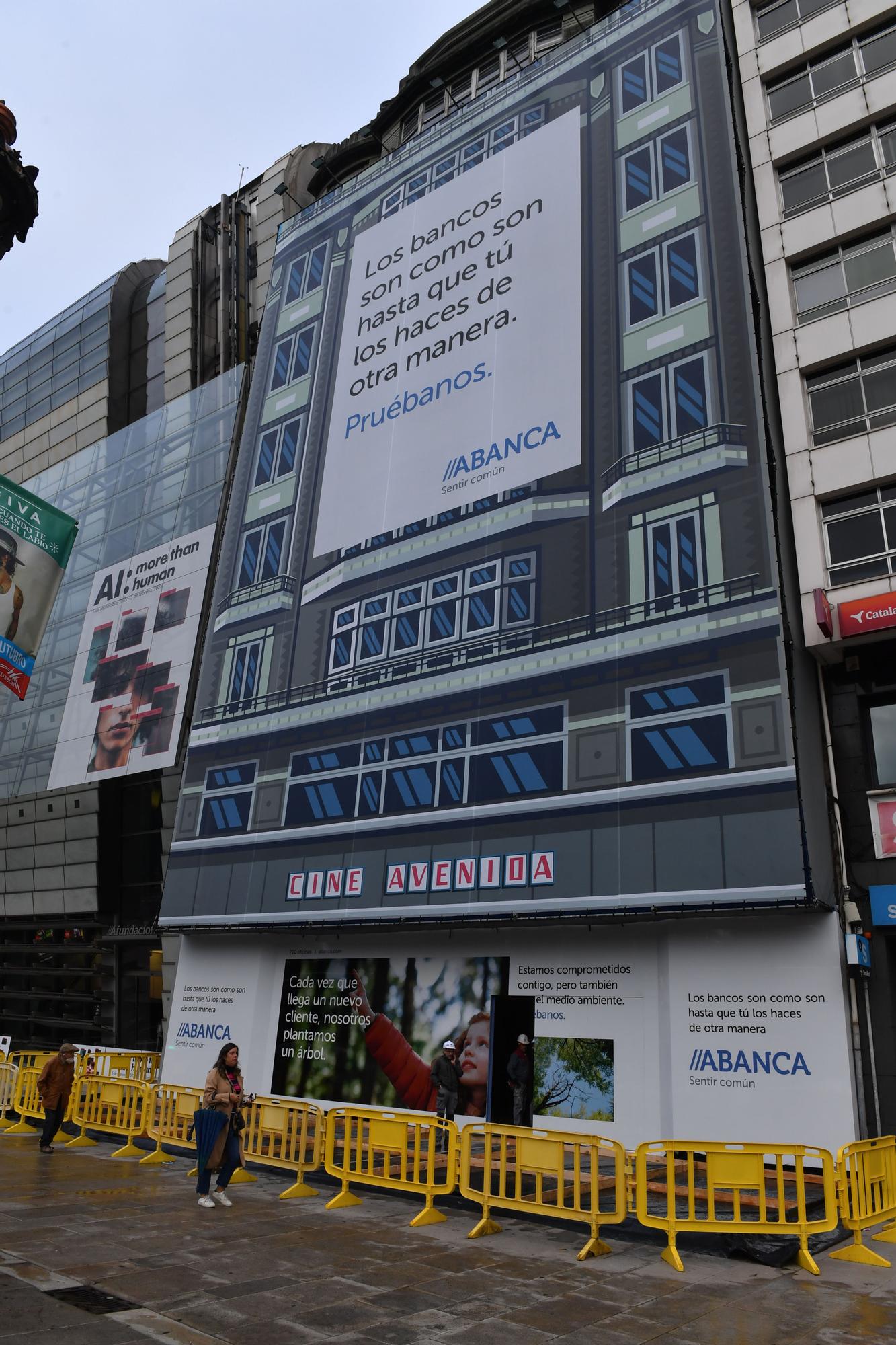 Abanca inicia la reforma del cine Avenida, que convertirá en edificio corporativo