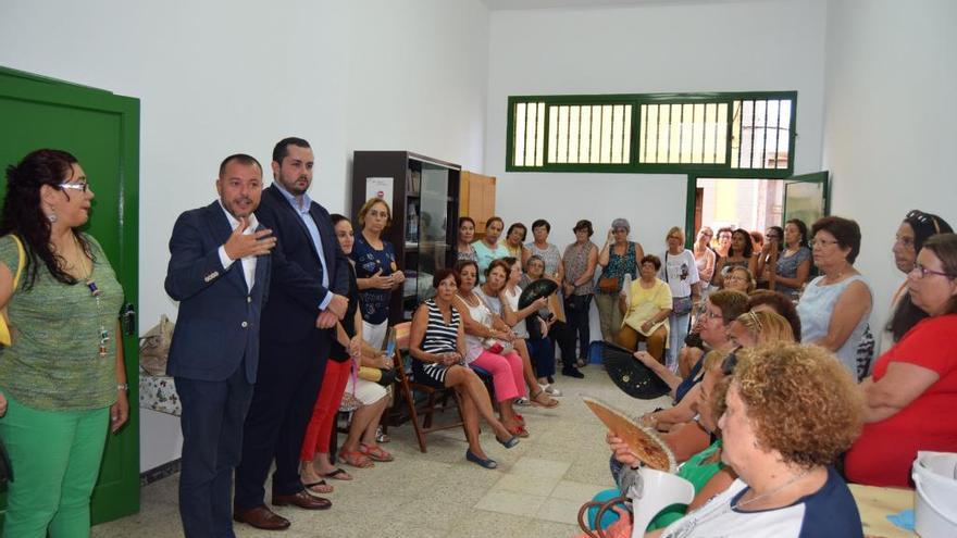 El alcalde da la bienvenida a las alumnas del Taller de Calado Canario