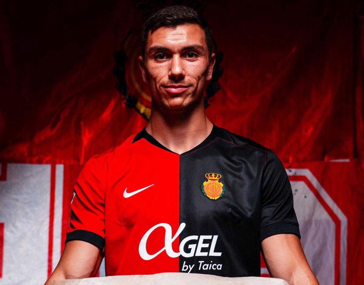 Adri Fuentes, con la camiseta del Mallorca.