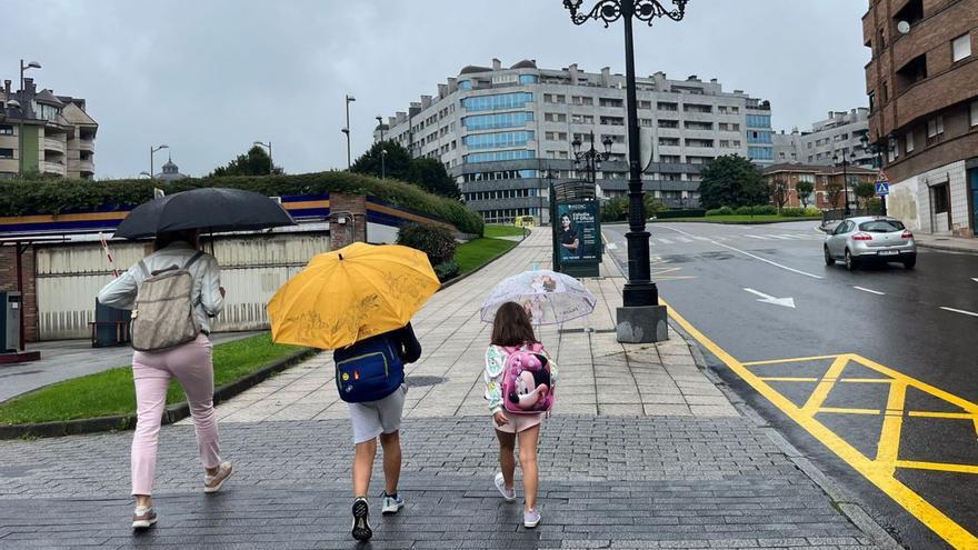 Paseantes bajo la lluvia en Oviedo. | David Cabo