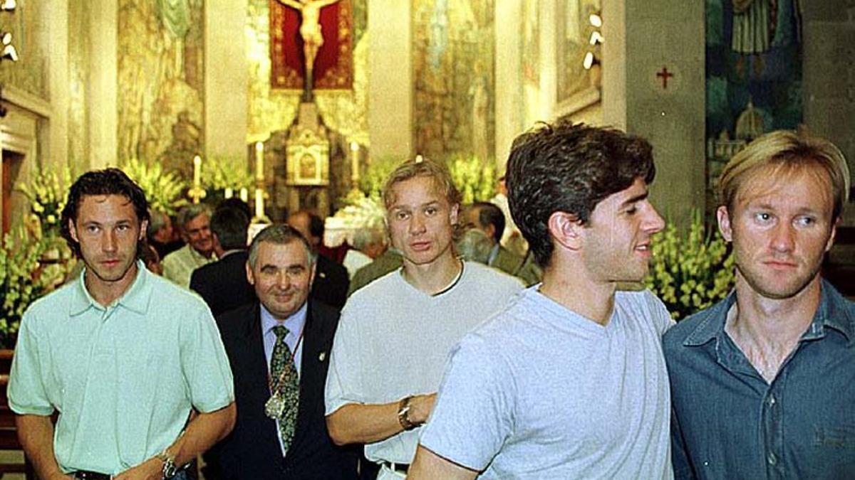 Los jugadores del Celta, durante la ofrenda y entrega de la insignia de oro y brillantes al Cristo de la Victoria, en 2009.