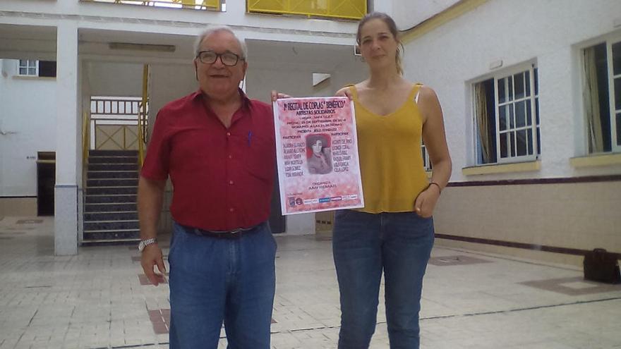 Fernando Gutiérrez y Sonia Luque, de Amfremar, con el cartel del recital benéfico, ayer en el patio del Safa-ICET.