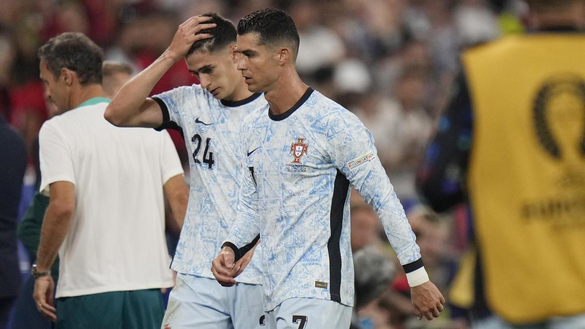 Cristiano Ronaldo y António Silva salen del campo tras el Georgia-Portugal.