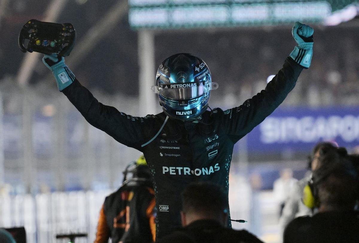 SINGAPORE (Singapore), 05/10/2025.- Mercedes driver George Russell (C) of Britain celebrates after winning the 2025 Formula 1 Singapore Grand Prix at the Marina Bay Street Circuit in Singapore, 05 October 2025. (Fórmula Uno, Reino Unido, Singapur) EFE/EPA/TOM WHITE