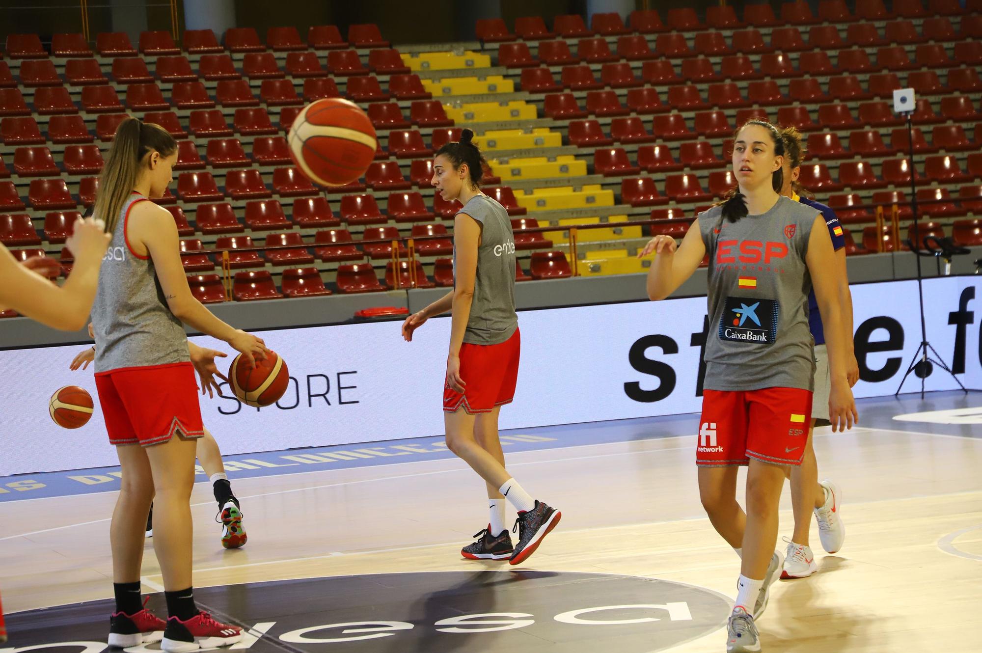 La selección española femenina de baloncesto con el alcalde de Córdoba, en imágenes