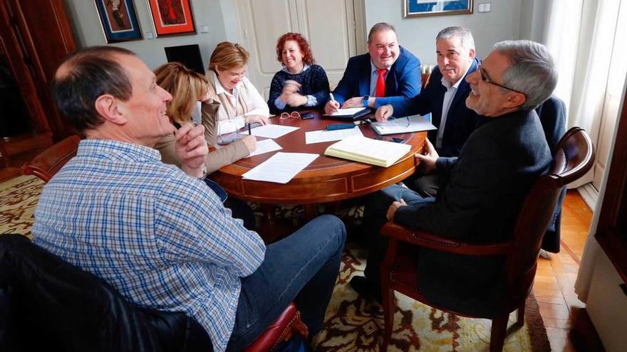 De izquierda a derecha, Jesús Sánchez, Maria Amor Álvarez, Ana Díaz, Gabriela Álvarez, Ramón Argüelles, Aníbal Vázquez y Gaspar Llamazares, ayer, en la Junta General del Principado.