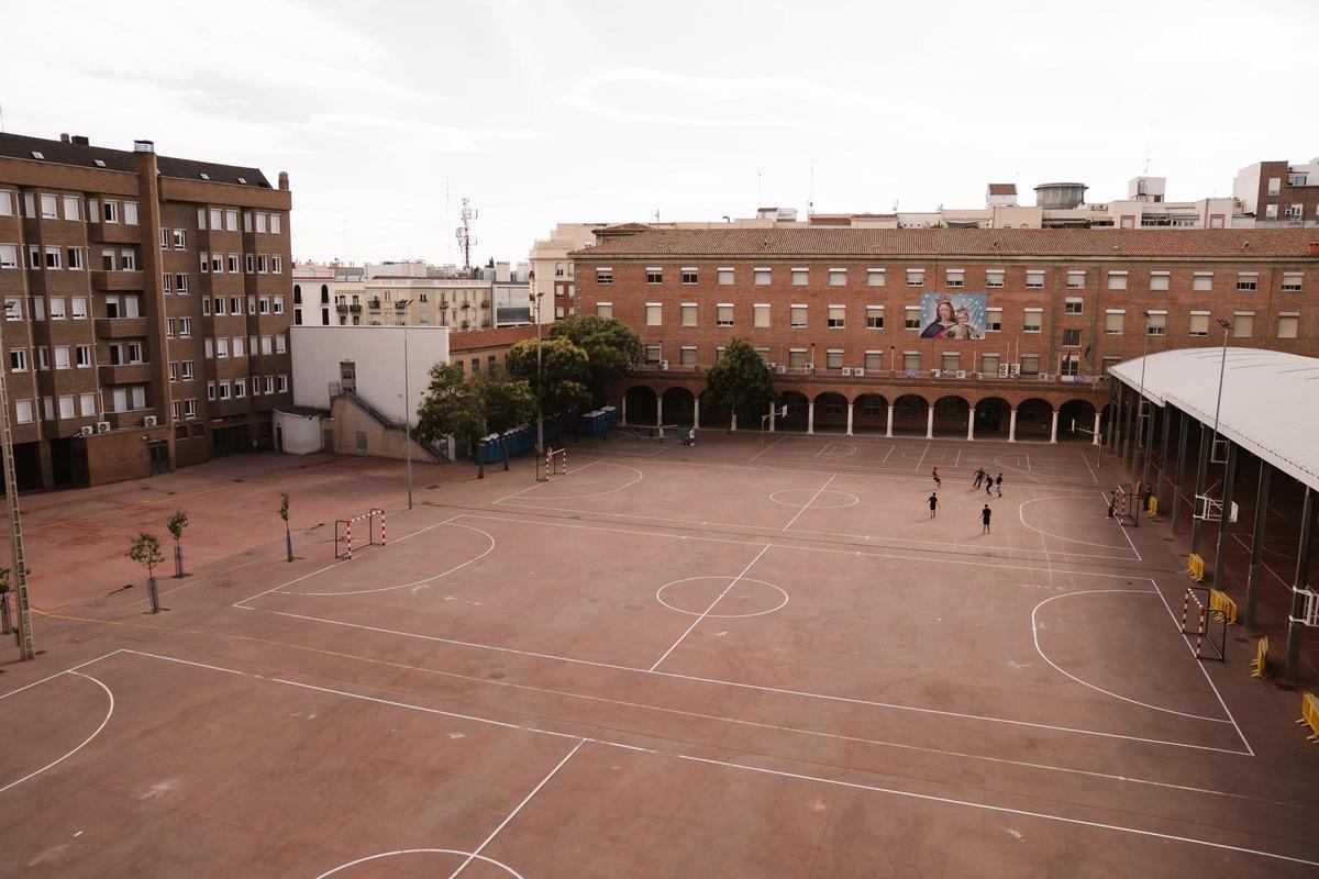 Gimnasios, polideportivos, pabellones y aulas están siendo vaciados por parte de los alumnos para convertirlos en dormitorios provisionales,