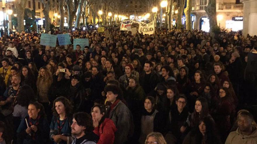 Varios miles de personas se manifiestan en Palma a favor de la acogida de refugiados