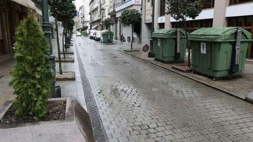 Multitud de socavones plagan la calle Luis Taboada. // Alba Villar