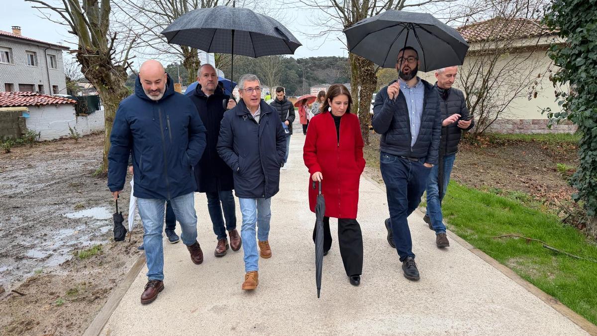 Hugo Morán acompañado por otras autoridades, ayer, en Ribadesella.
