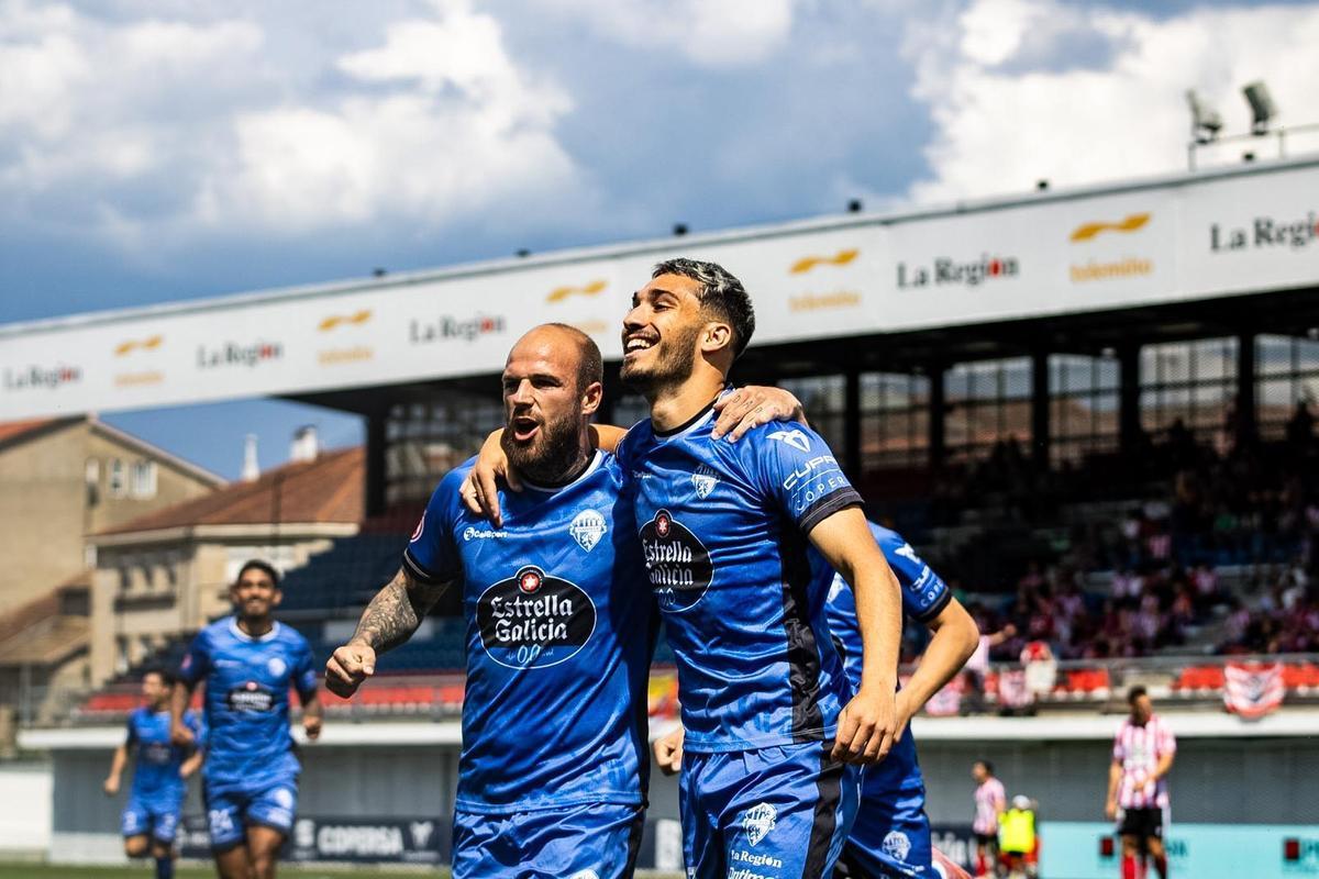Martín Ochoa celebra junto a Sergio Benito un gol con el Ourense CF