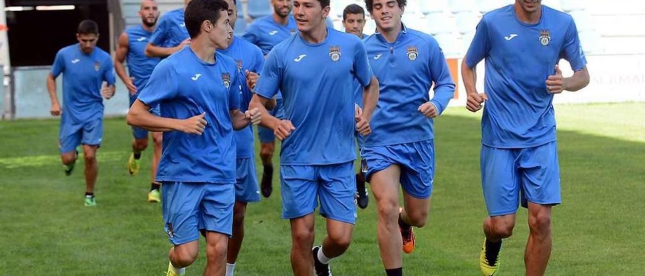 Varios integrantes de la primera plantilla granate durante un entrenamiento celebrado en Pasarón. // Rafa Vázquez