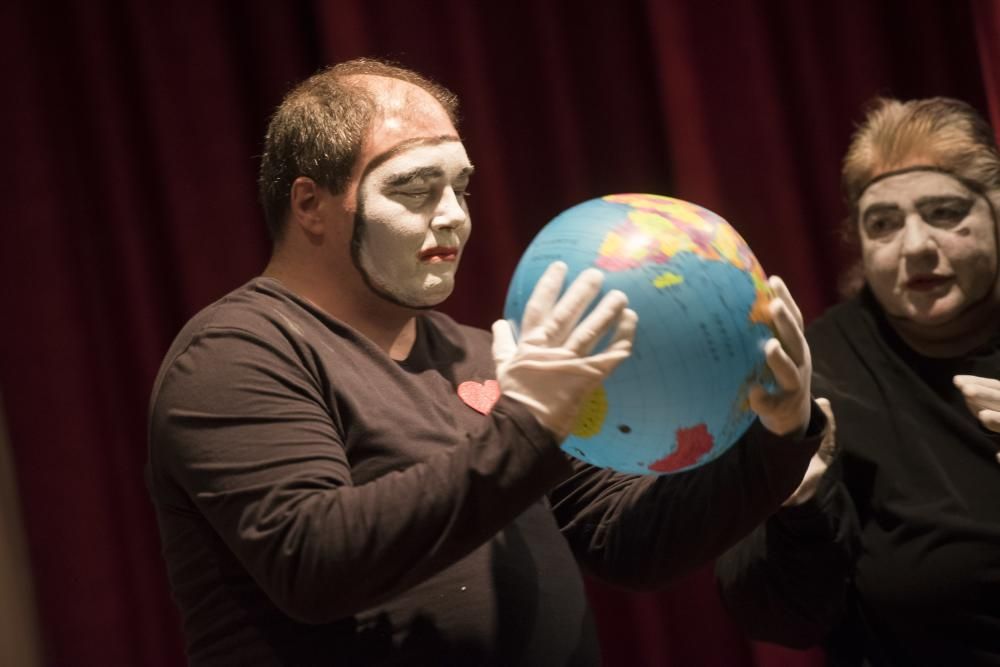 La tarda de circ i teatre a la Llar Sant Joan de Déu mostra el poder transformador de les arts escèniques