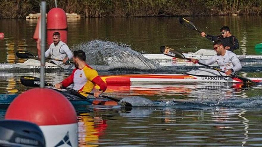 Craviotto y Arévalo, por delante de Garrote en la segunda serie del K1 200. / RFEP