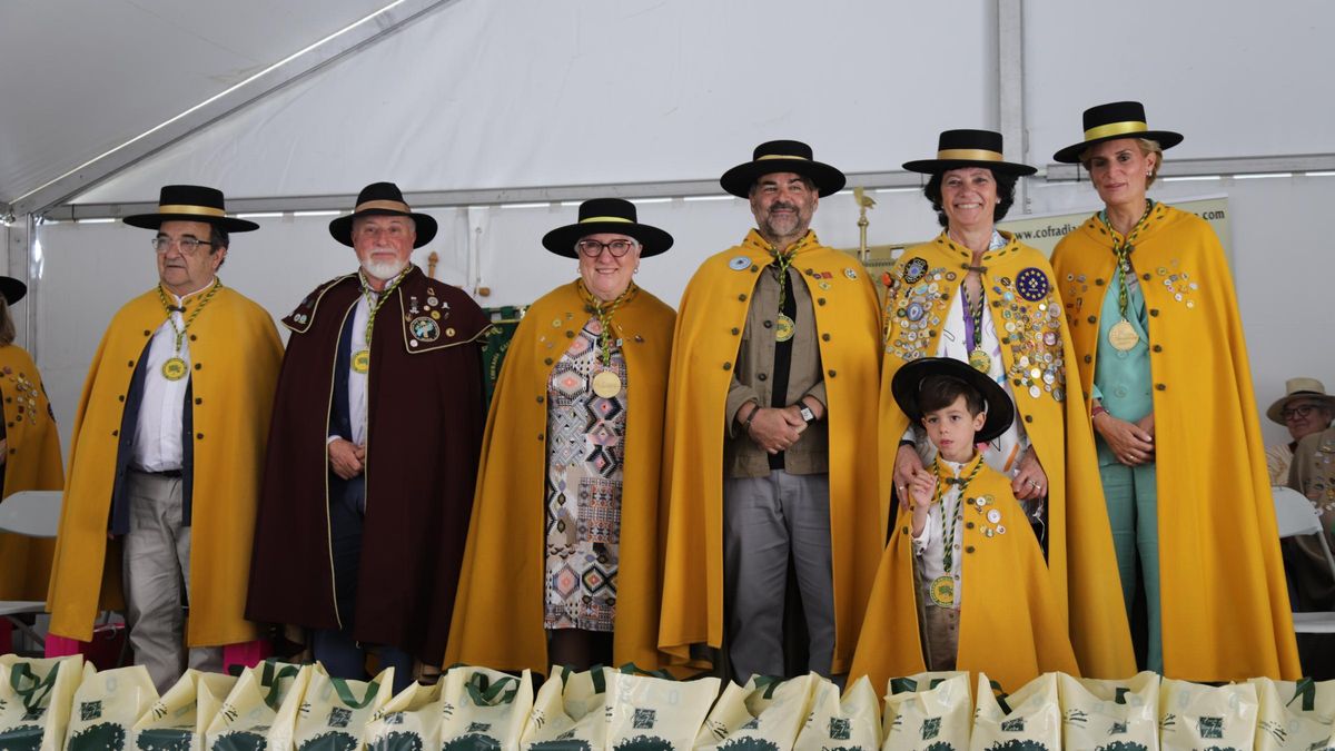 Foto de familia de los investidos como embajadores y cofrades.