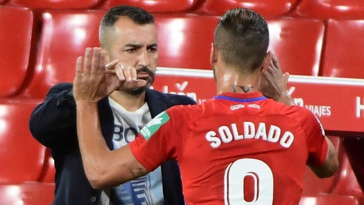 Diego Martínez saluda a Soldado tras el último duelo de la fase previa