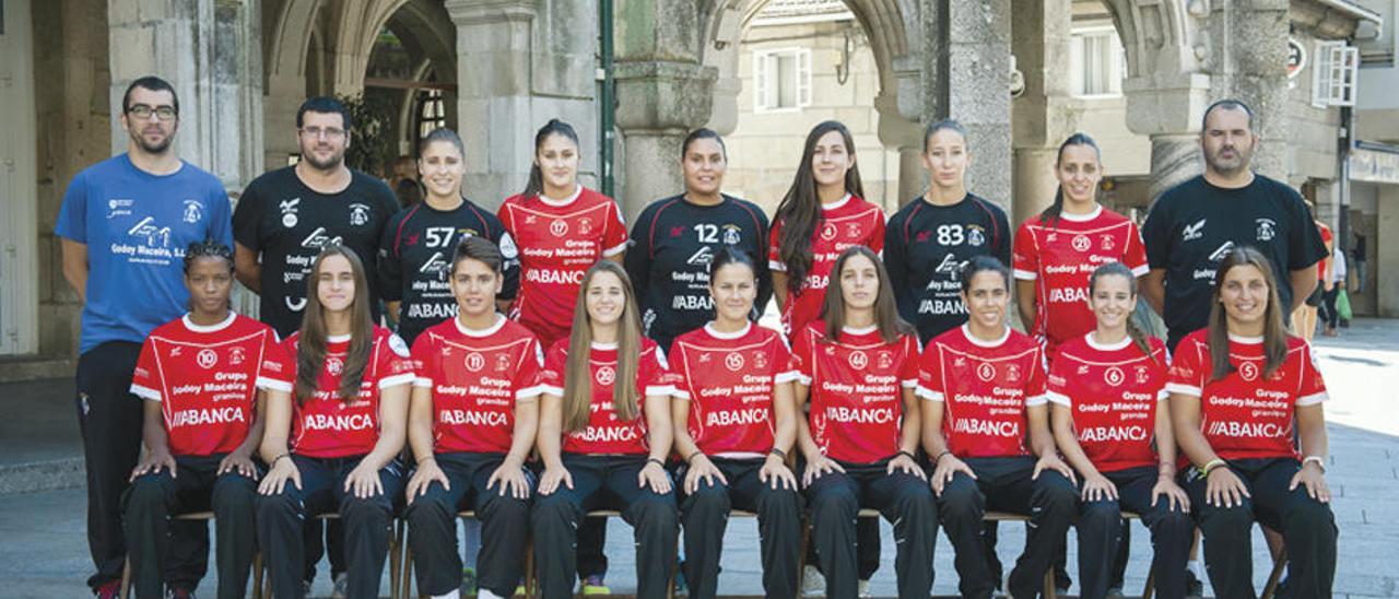 Jugadoras y técnicos del Godoy Maceira Porriño, en una foto de grupo delante del Concello de O Porriño. // FdV