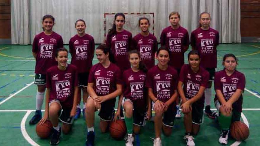 Las infantiles lucen en sus camisetas &quot;Tierra del Vino&quot;.