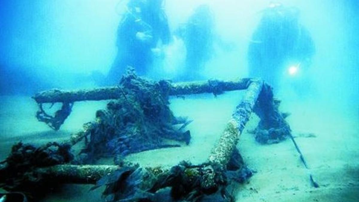 Tres submarinistas localizan restos metálicos en el fondo cercano a la playa del Somorrostro, el miércoles.