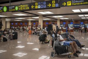 La Guàrdia Civil redueix a l’aeroport del Prat un home que s’autolesionava amb una ampolla trencada