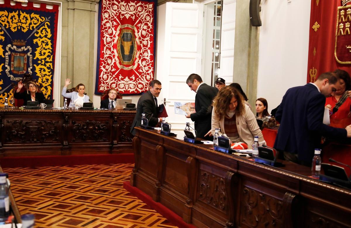 Instante en el que los concejales de MC han abandonado el salón de Plenos.