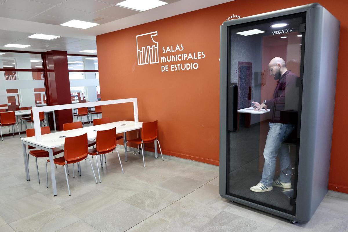 Un usuario estrena una de las cabinas insonorizadas instaladas en la sala de estudios de Ronda Sur.