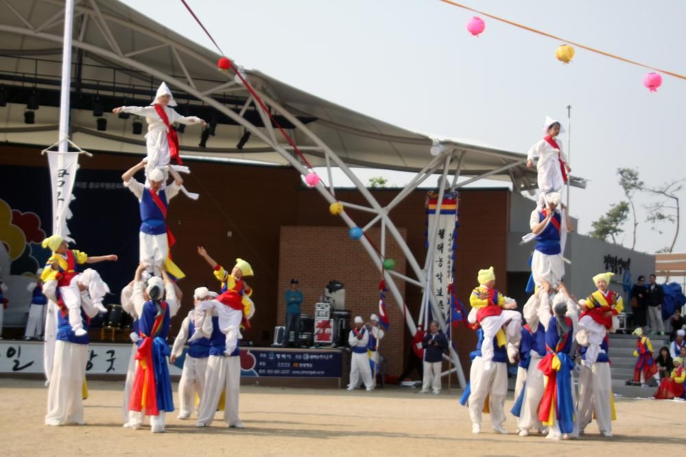 Corea del Sur - Y una sugerente comparación con otro Patrimonio Inmaterial, que ya lo es, y que también es valenciano. El “nongak” es un arte escénico popular de Corea del Sur. Vestidos con indumentarias coloridas, los intérpretes locales de este arte ejecutan músicas y danzas como la presente...