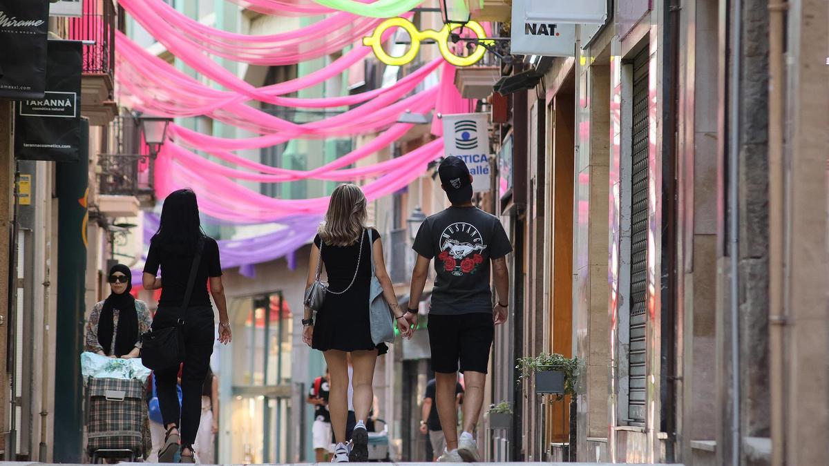 Vianants al carrer Nou de Manresa, al Barri Antic