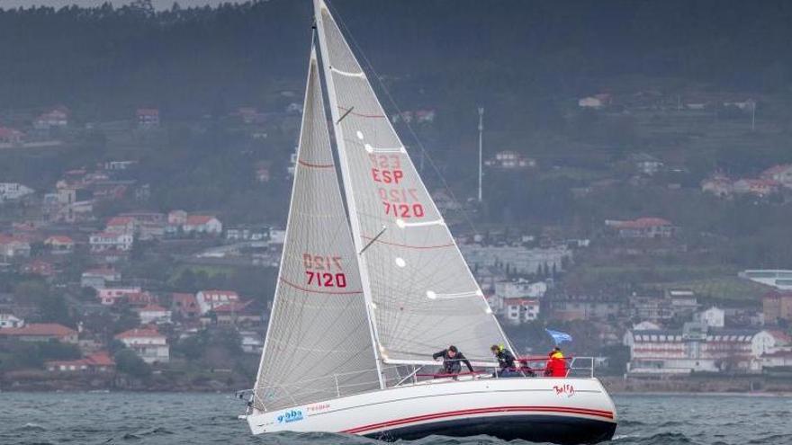 El Balea Dous en un momento de la última regata organizada por el Náutico Beluso. |  // CLARA GIRALDO/DESMARQUE