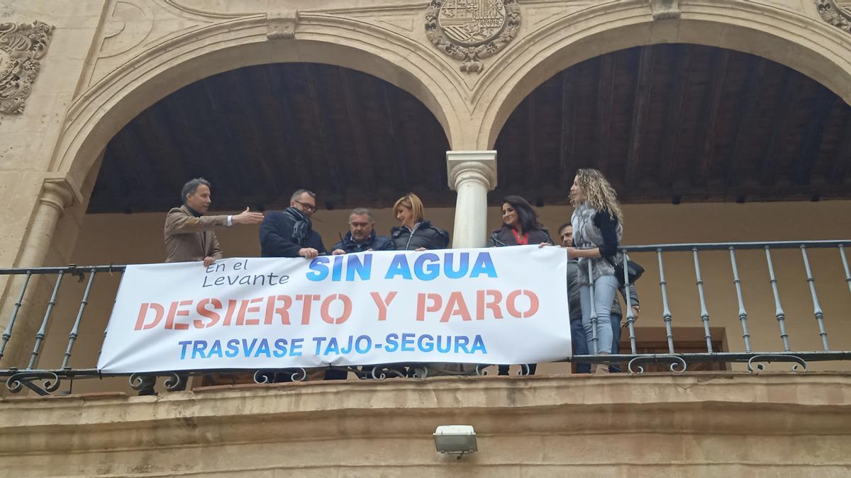 Los ediles populares colocaban, este martes, la pancarta en el balcón principal del Ayuntamiento.