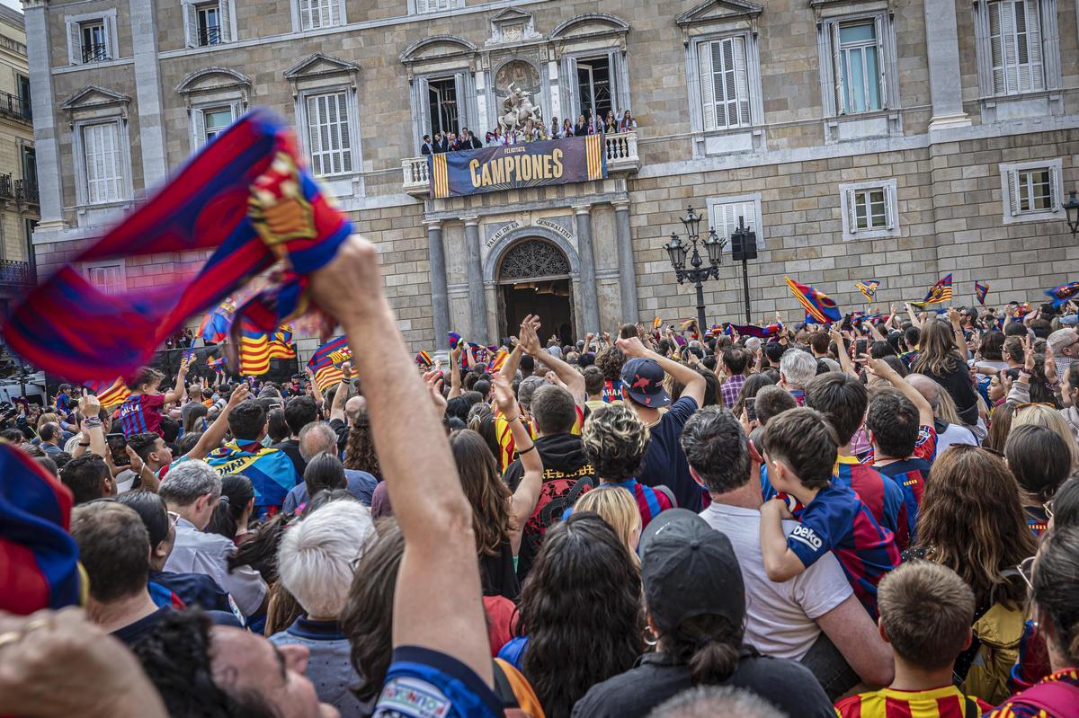 A los pies de las campeonas. Las jugadoras del Barça se dan un baño de masas en la plaza de Sant Jaume tras conquistar su segunda Champions