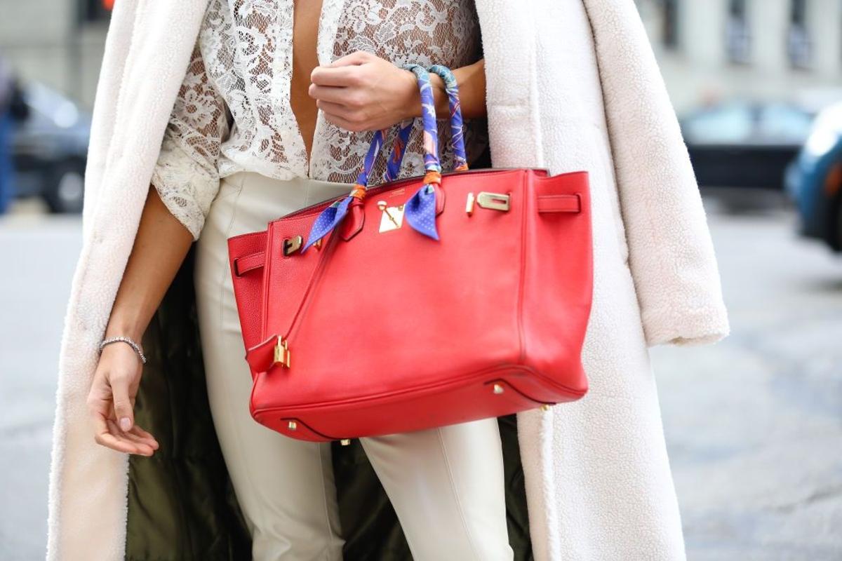 Bolso con un pañuelo envolviendo el asa