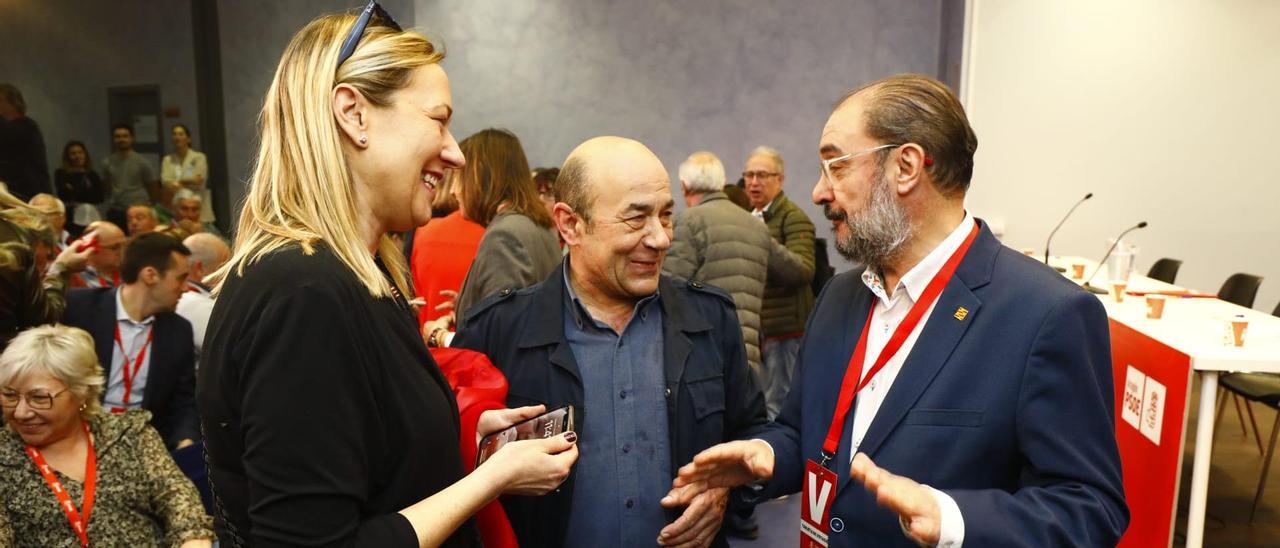 Javier Lambán con sus números 2 y 3, Marta Gastón y Daniel Alastuey, en la sede del PSOE, en la calle Conde Aranda de Zaragoza.