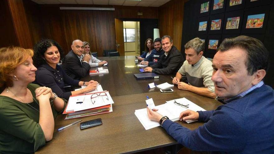 Raimundo González reunido ayer con los grupos políticos para hablar de los presupuestos para 2017. // Gustavo Santos