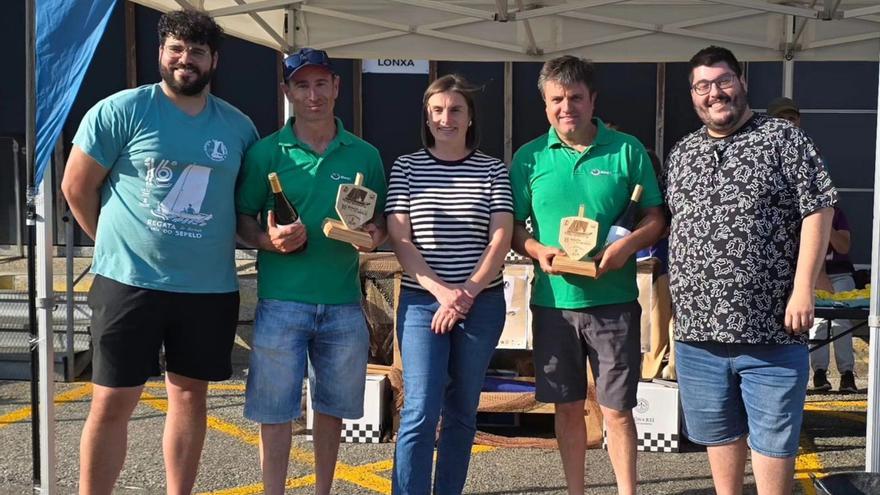 José Antonio Dorado e Alberto Vicente (ambos de verde) reciben o premio da regata.