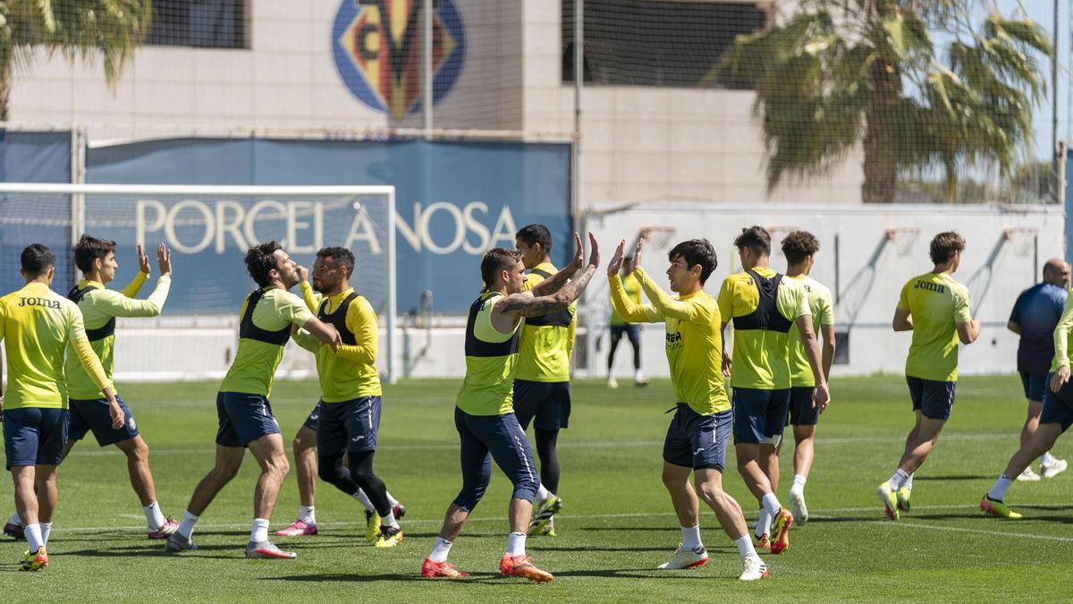Los jugadores del Villarreal se ejercitan durante un entrenemento.