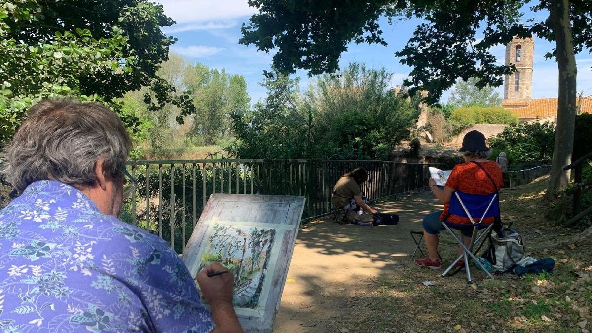 Un pintor pintant un dels indrets de Vilanova de la Muga durant la jornada.