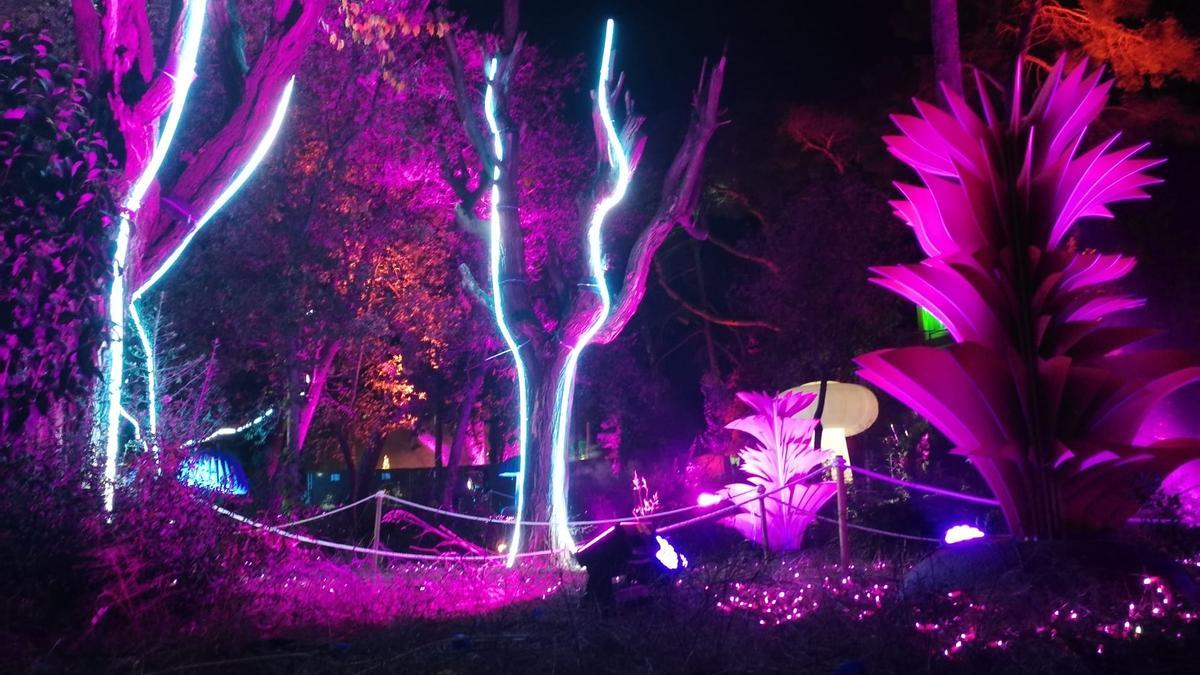 Figuras y efectos de luz del espectáculo Natura Encesa, en los jardines de Torre Girona, en Barcelona.