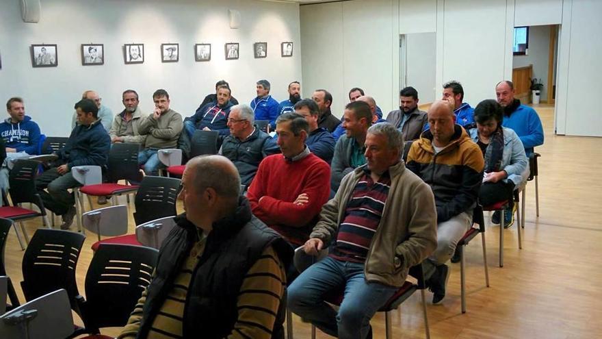 Armadores de la comarca, ayer reunidos en Navia.