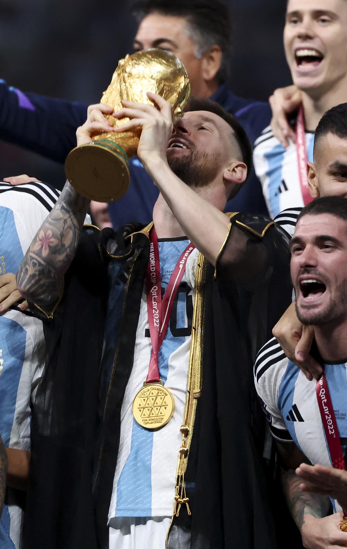 Leo Messi recoge la Copa del Mundo de 2022 después del triunfo de Argentina contra Francia en la final.