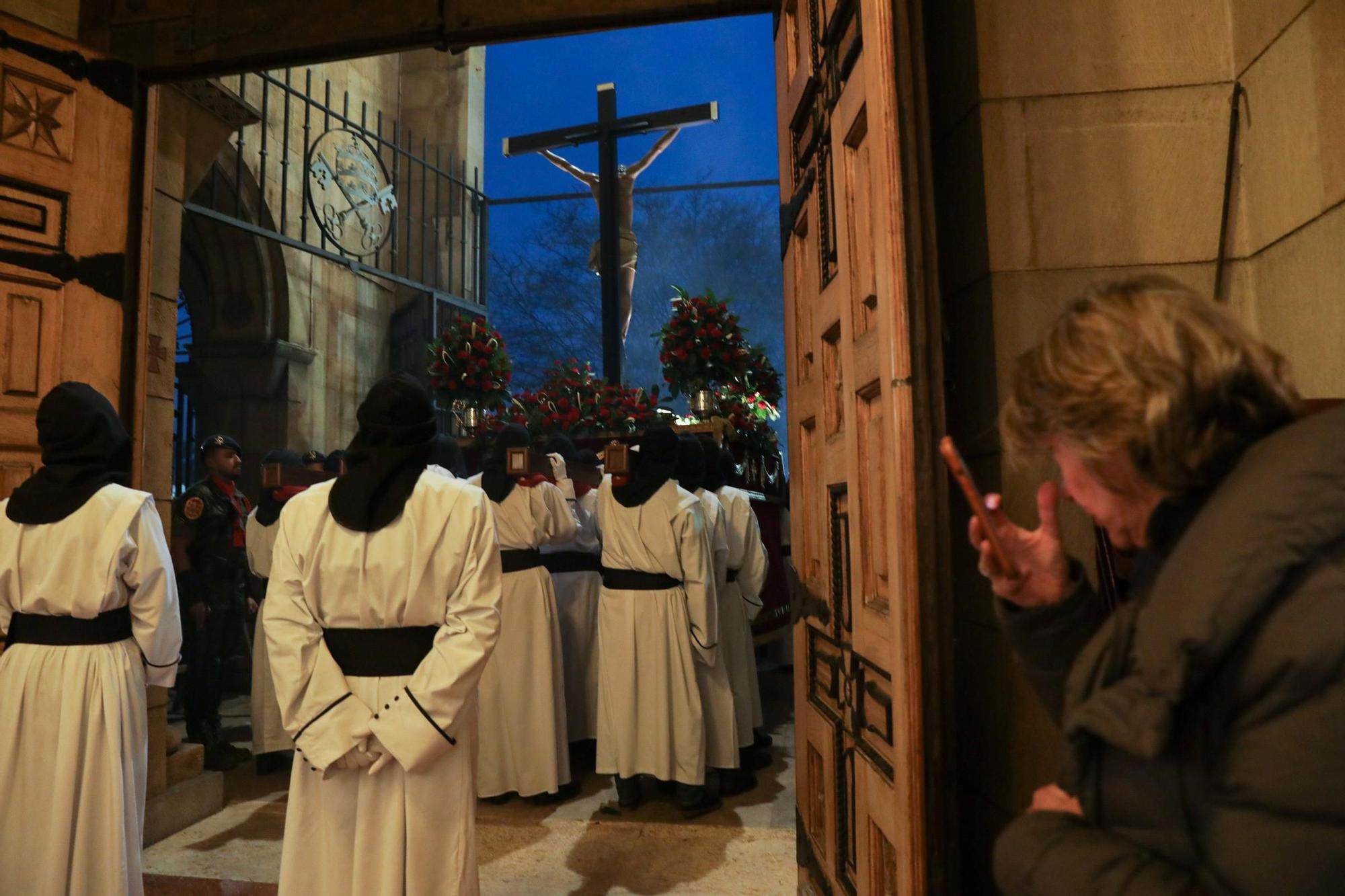 El vía crucis del Jueves Santo en Gijón, en imágenes