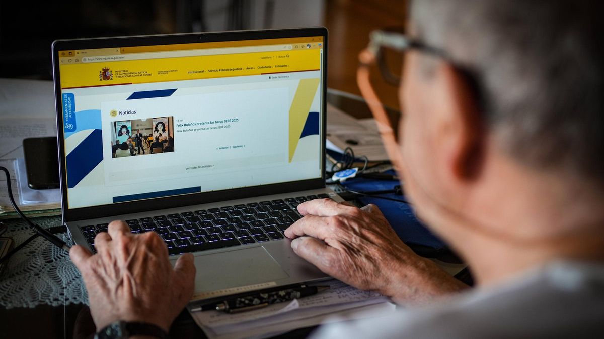 Una persona consulta la página web del Ministerio de Justicia.