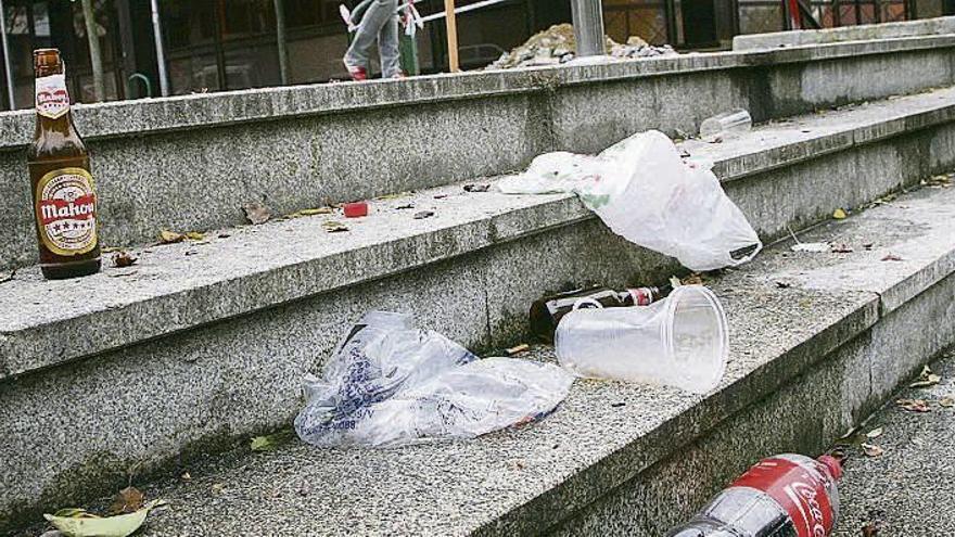 Restos del &quot;botellón&quot; en una escalera del campus de Ourense. // J. R.