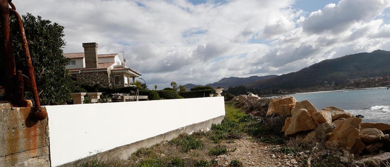 Una da las viviendas construidas en la isla de Toralla en Vigo // R. Grobas